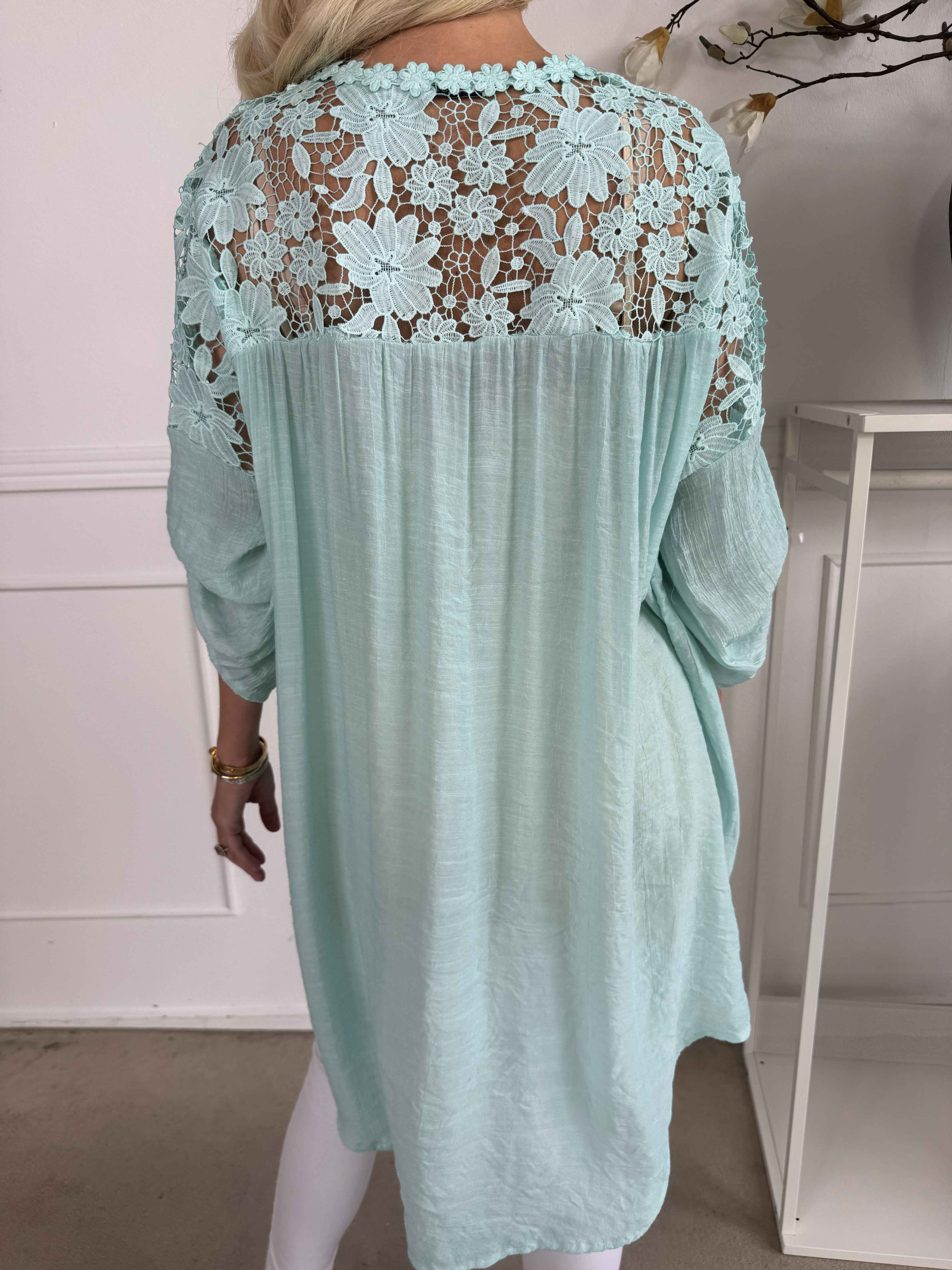 Rosalie - Söt feminin tunika med broderad rygg